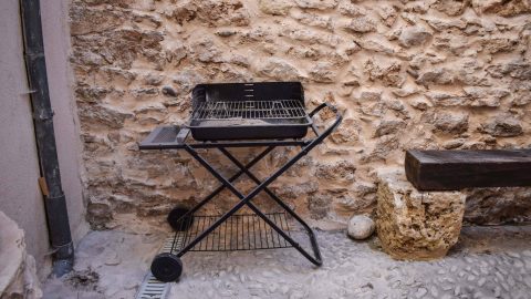 Patio interior con barbacoa